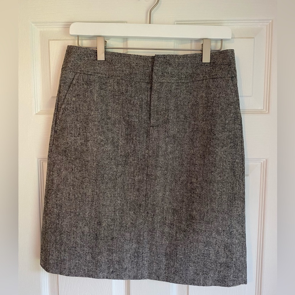 Eddie Bauer Women's Pencil Skirt. Size 2 Color Black and white) appears grey